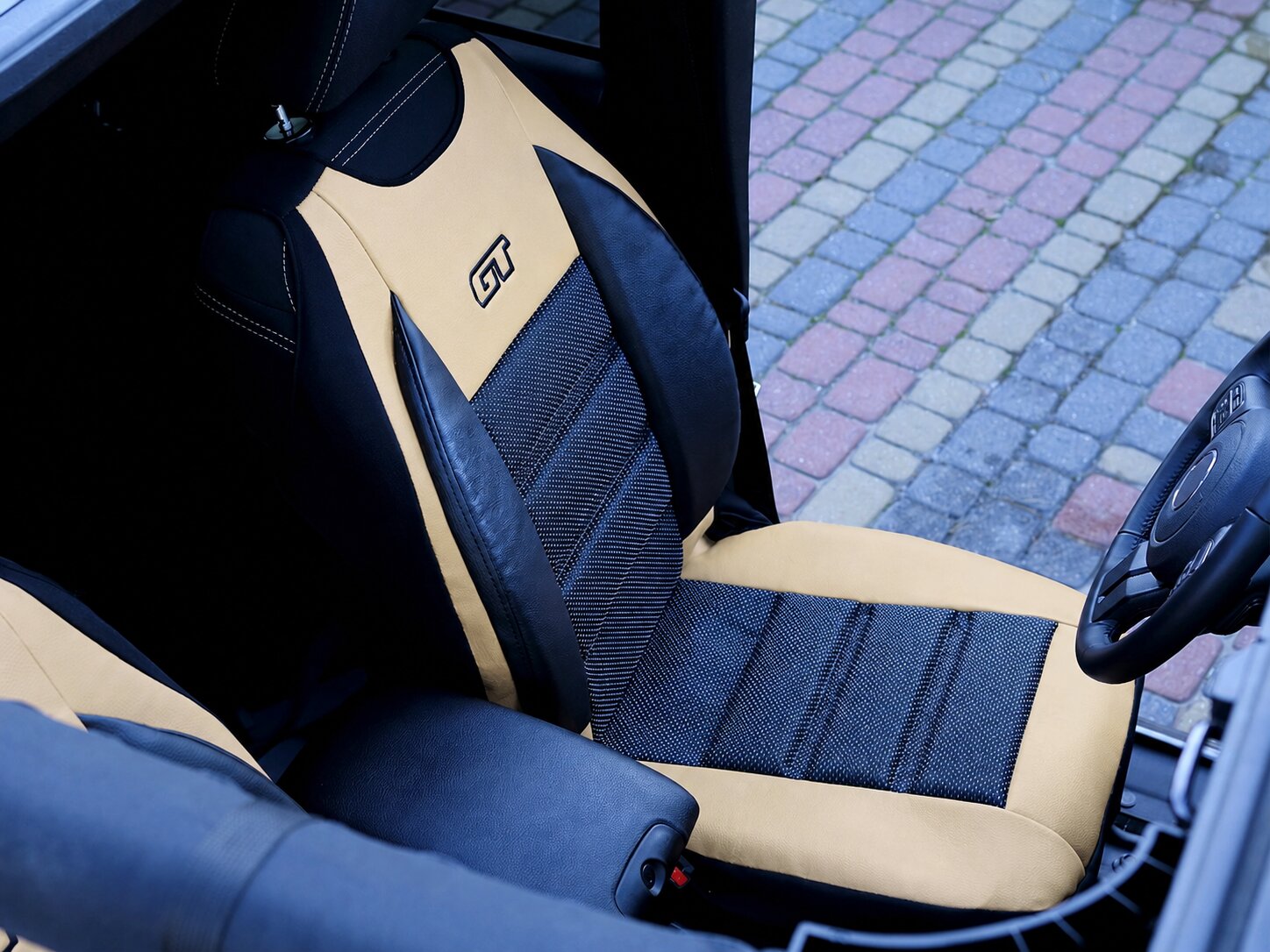 Detalle de la funda ergonómica GT Ergonomic en el asiento del conductor