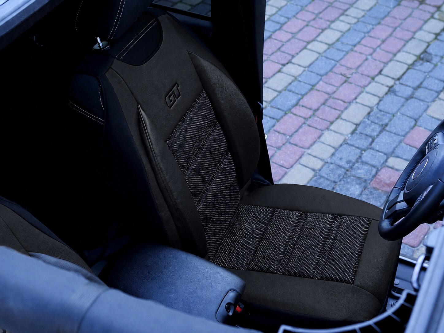 Detalle de la funda ergonómica GT Ergonomic en el asiento del conductor