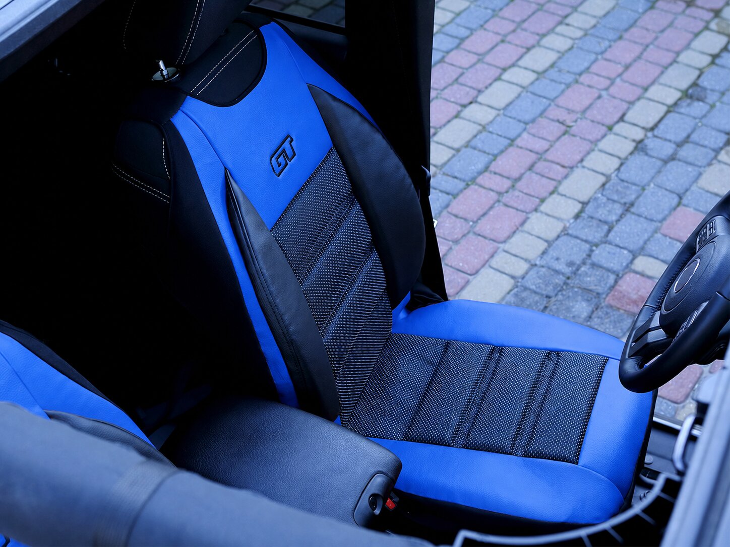 Detalle de la funda ergonómica GT Ergonomic en el asiento del conductor