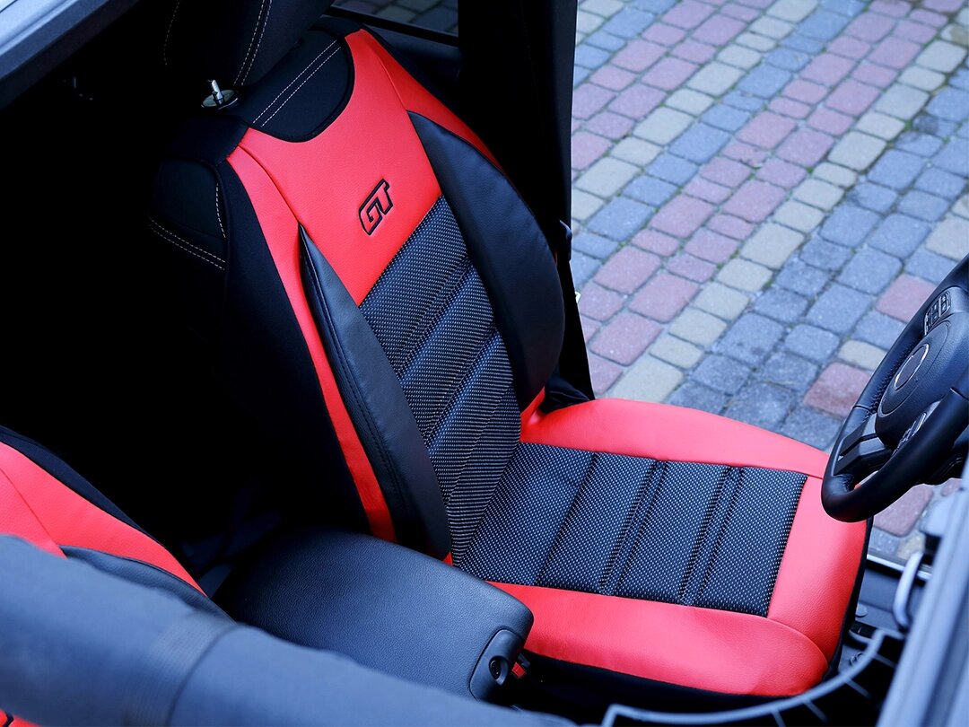 Detalle de la funda ergonómica GT Ergonomic en el asiento del conductor