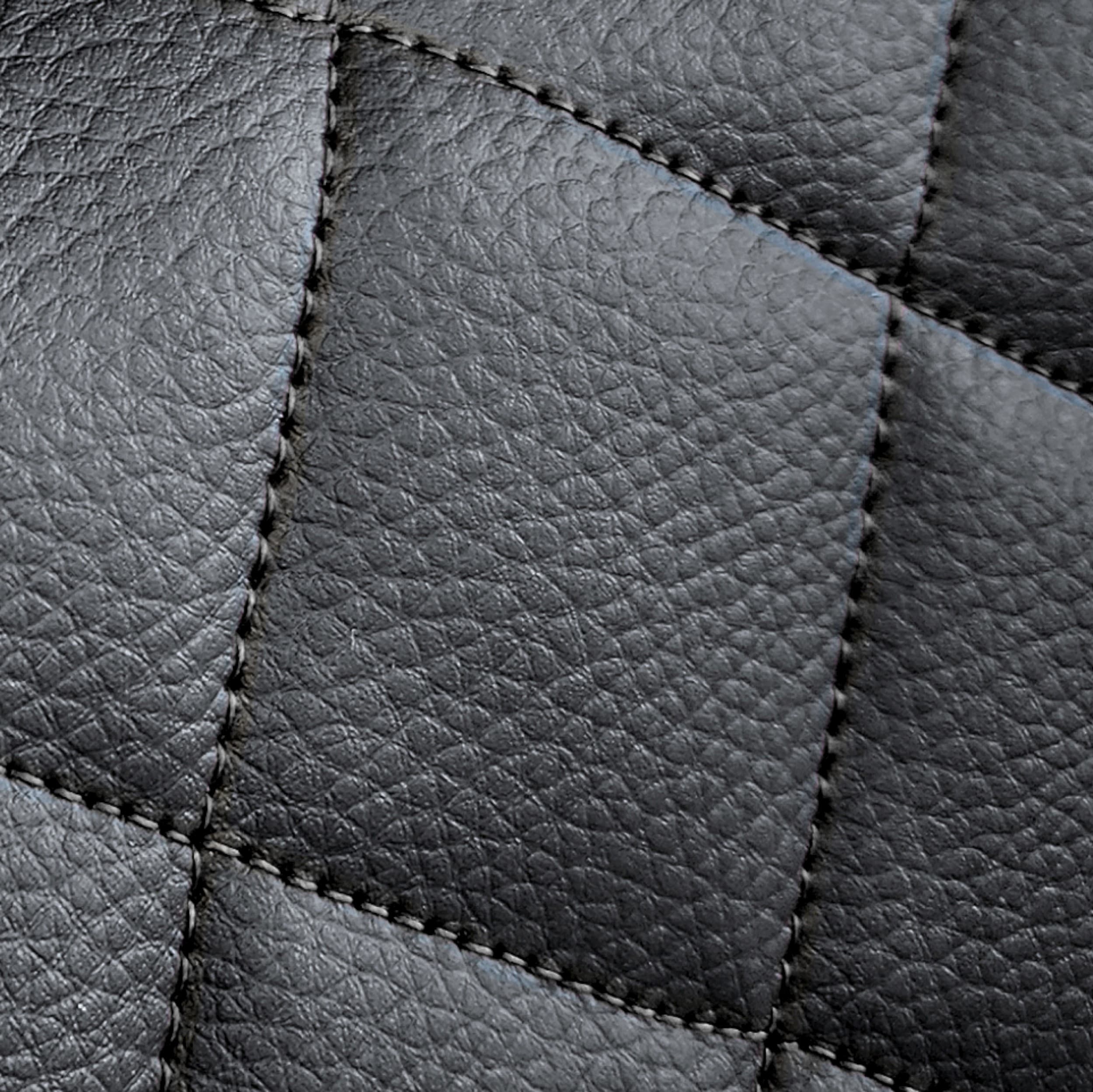 Fundas Perfect Line - detalle del acolchado en rombo con hilo negro sobre ecopiel negra