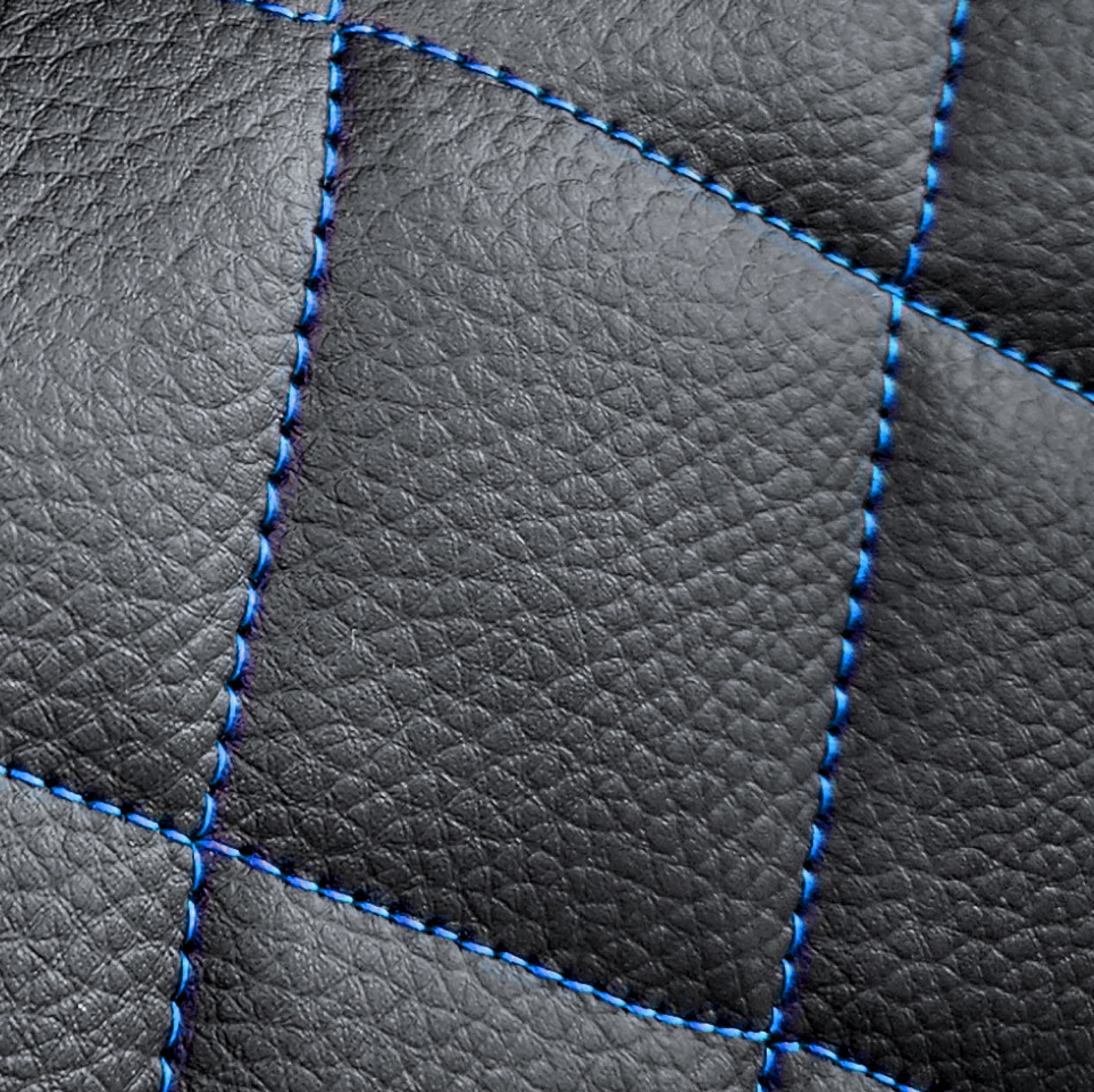 Fundas Perfect Line - detalle del acolchado en rombo con hilo azul sobre ecopiel negra