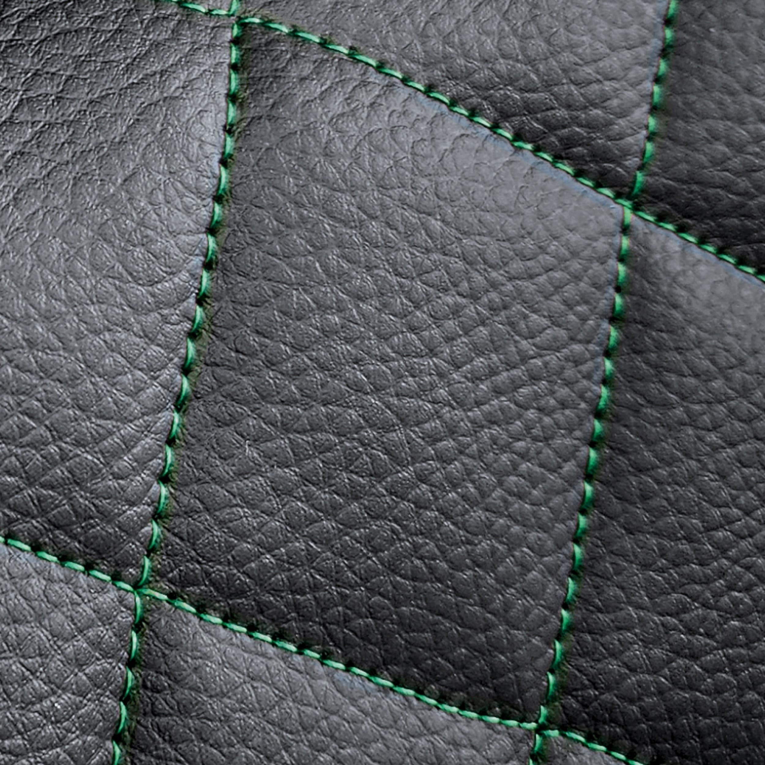 Fundas Perfect Line - detalle del acolchado en rombo con hilo verde sobre ecopiel negra
