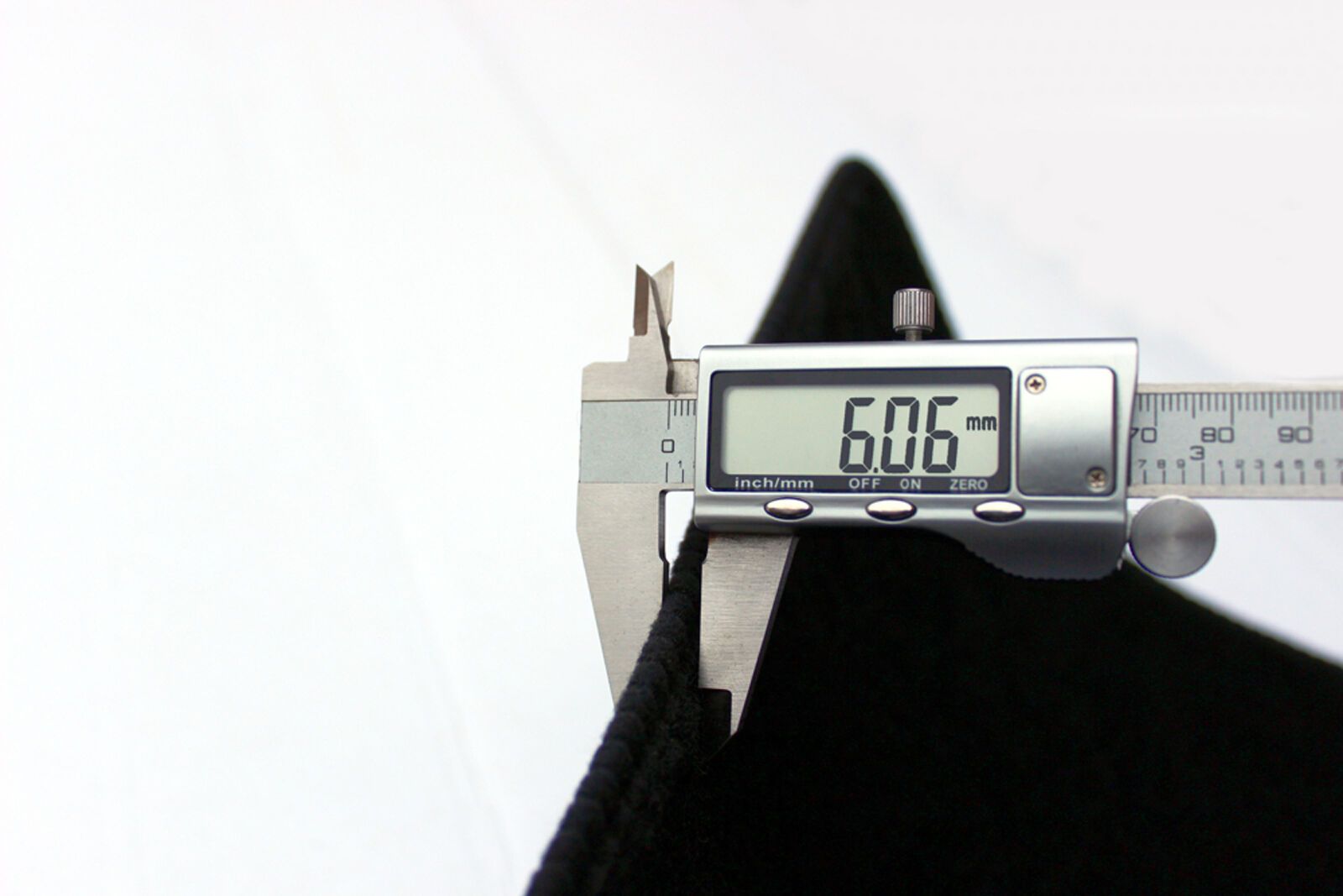 Medición del grosor de la alfombrilla con calibre